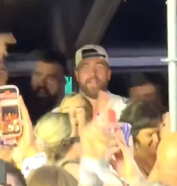 Jason-Kelce-goes-crazy-in-hilarious